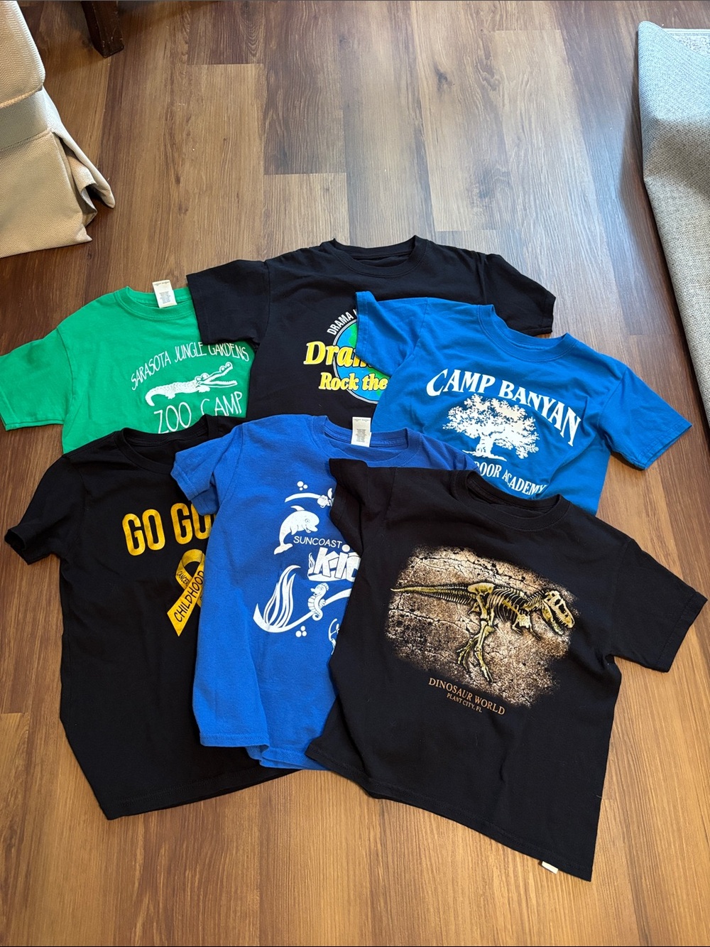 6 Kids Graphic T-Shirt Bundle Sz S